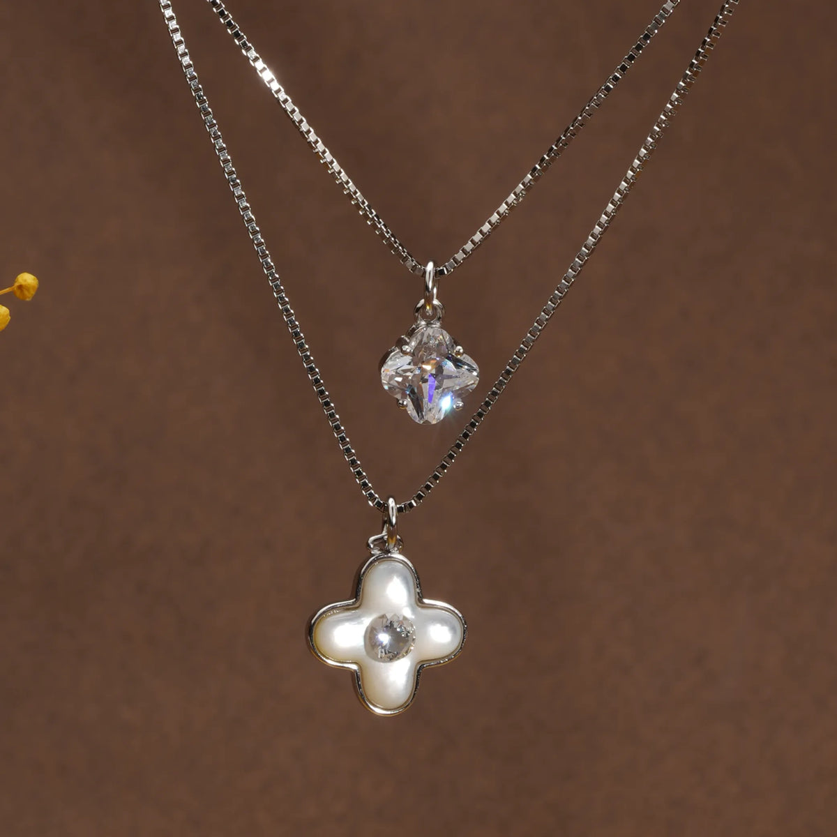 Layered quatrefoil chain