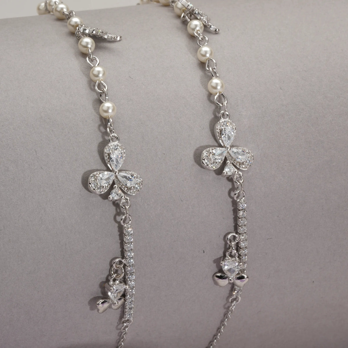 Pearl clover spark anklets (set of 2)