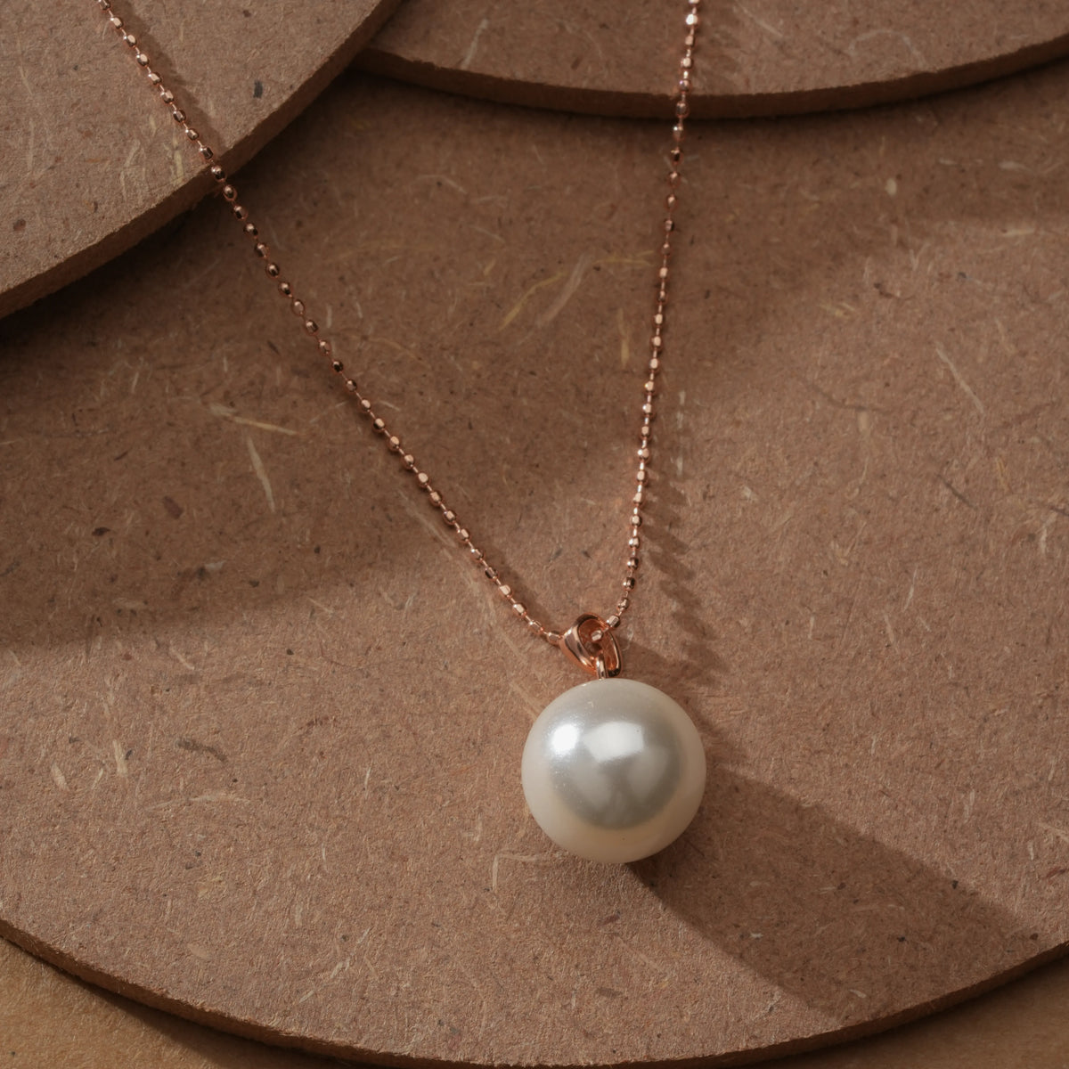 Classic pearl pendant chain