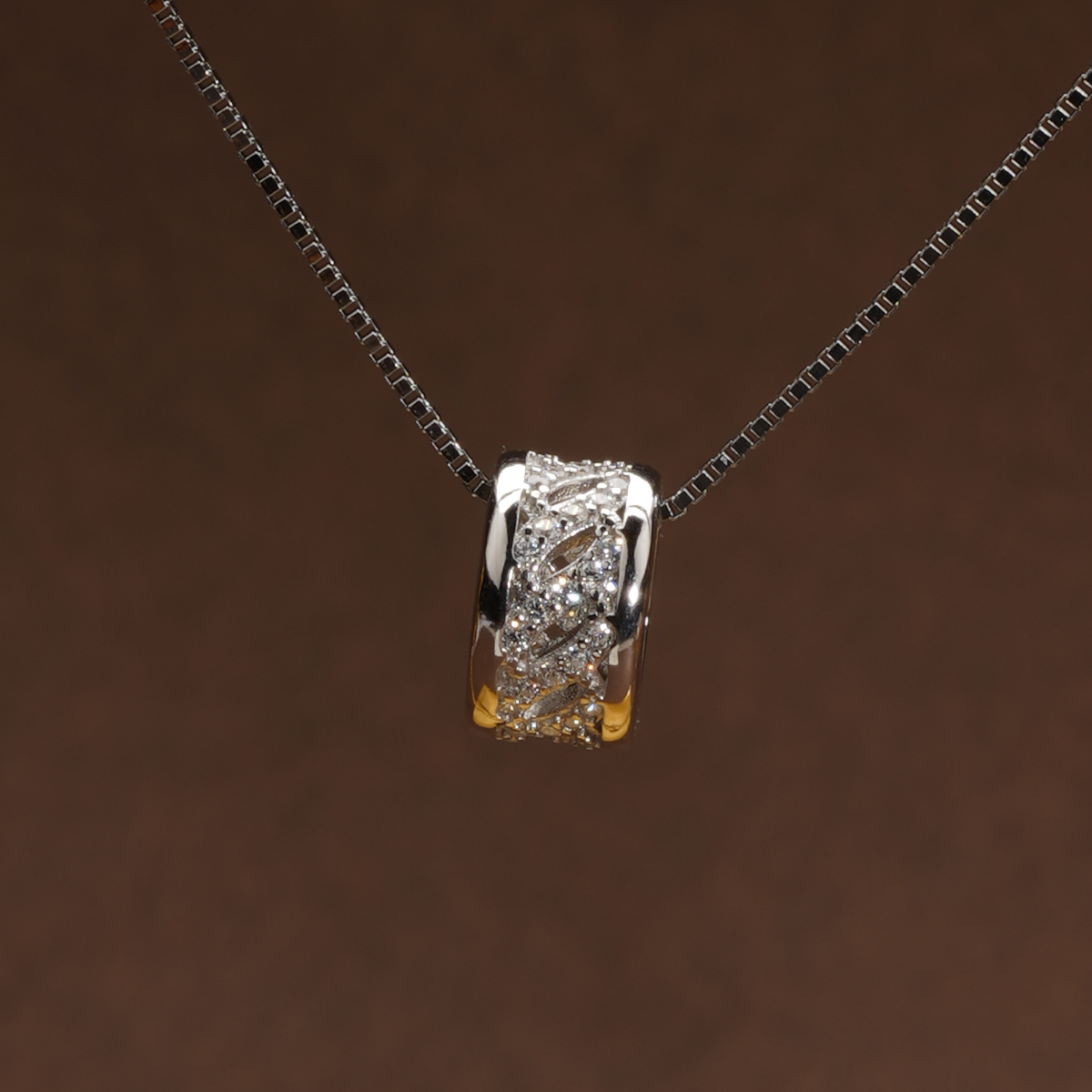 Gleam pendant chain