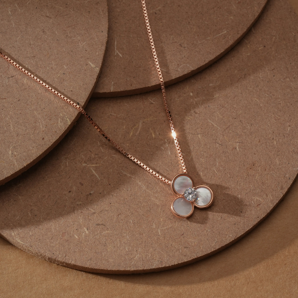 Clover blossom pendant chain
