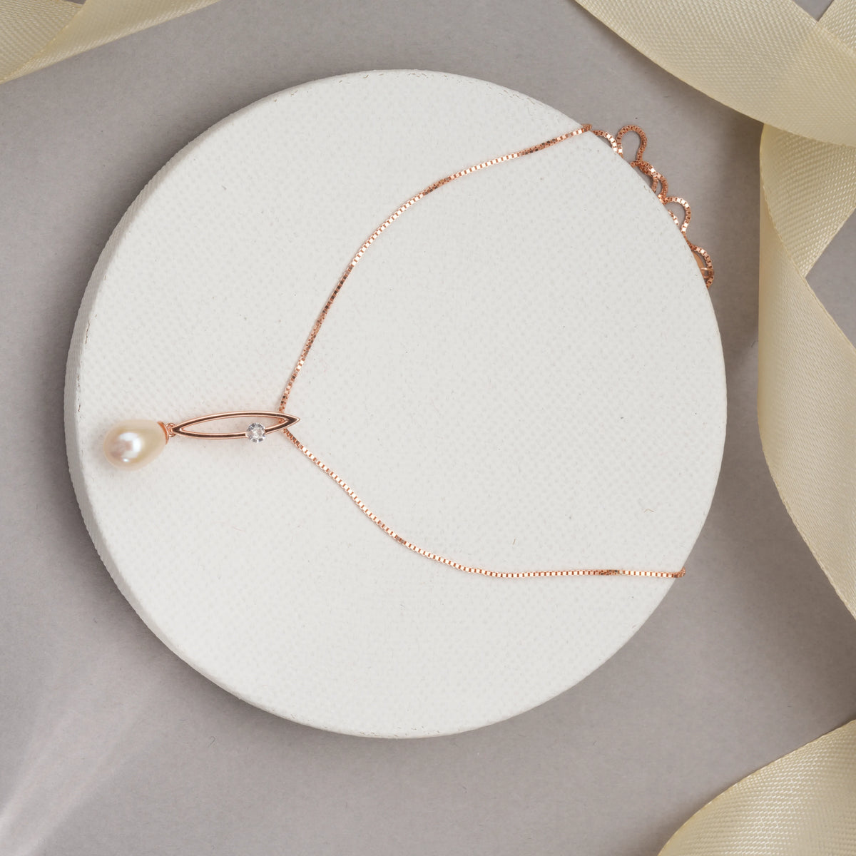 Pearl drop pendant chain