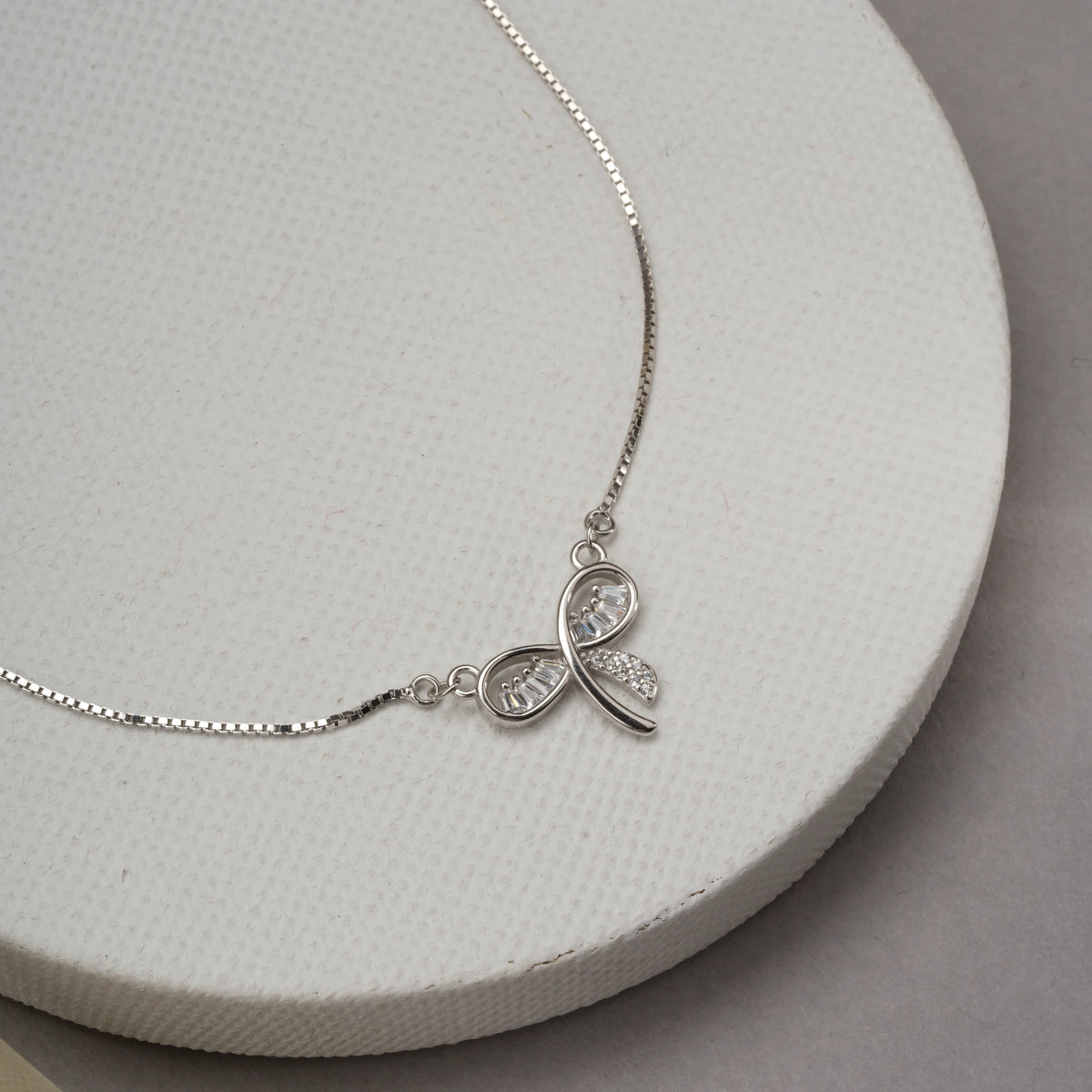 Classic bow chain