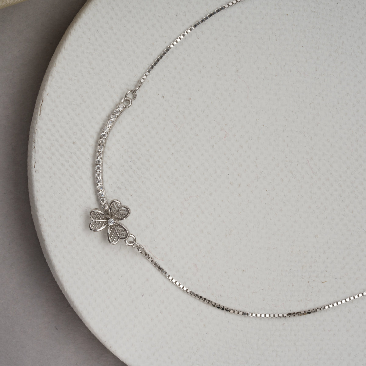 Tri  petal clover chain