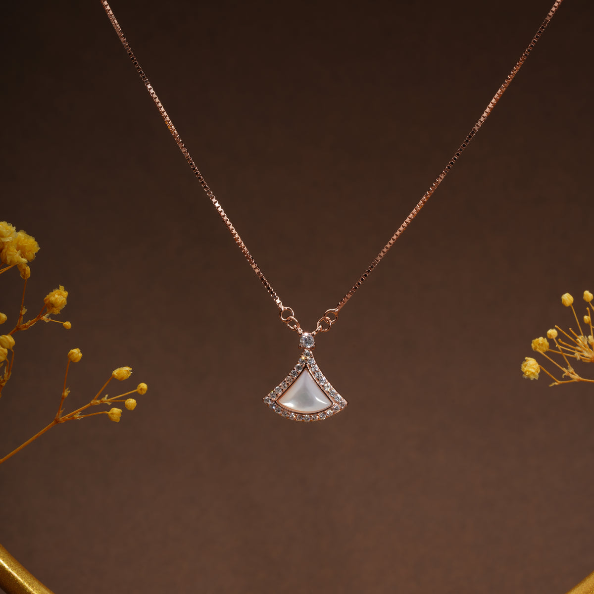 Luna fan pendant chain